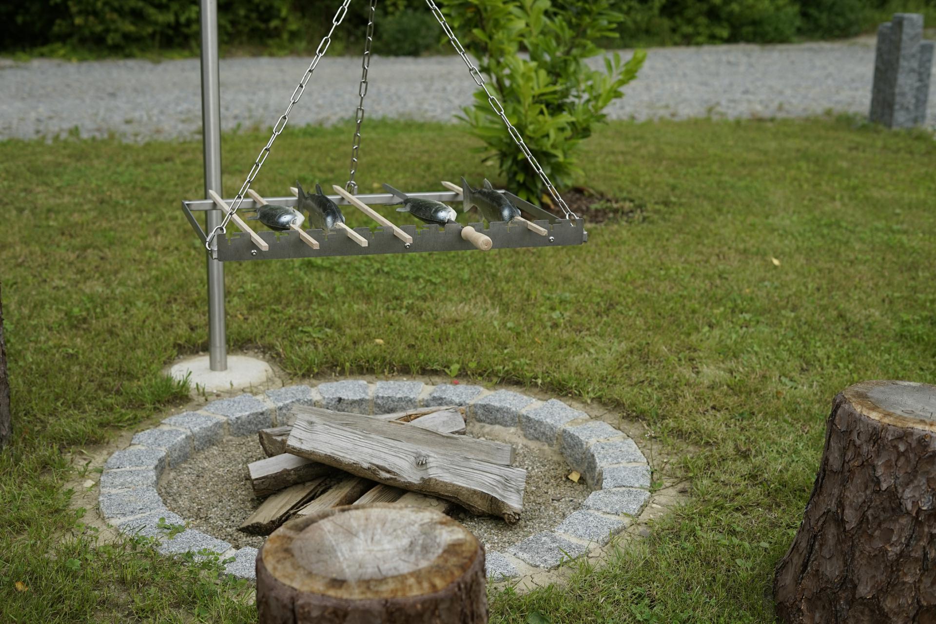 Schwenkgrill Spießhalter Mangal Schaschlik Vorrichtung Spießgrillen